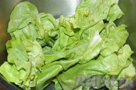 Листовой салат промыть и обсушить. Крупно нарвать руками.