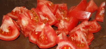 Помидоры нарезать некрупными кусочками.