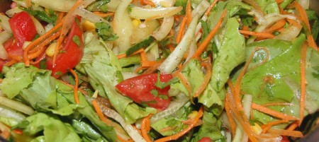 Для приготовления заправки смешать оливковое масло, лимонный сок, соль и перец. Добавить в турецкий салат и аккуратно перемешать.