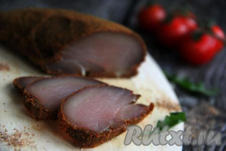 Балык, приготовленный из куриного филе в домашних условиях, получается очень вкусным и нежным. Нарезать его на тонкие ломтики и подать к столу. Очень вкусно, попробуйте!