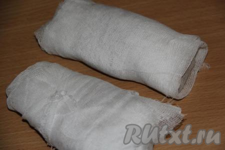 Плотно завернуть мясо в марлю и перевязать ниткой. Подвесить балык в прохладном месте на 7-10 дней. Я подвесила на чердаке, можно повесить подвяливаться и на балконе.