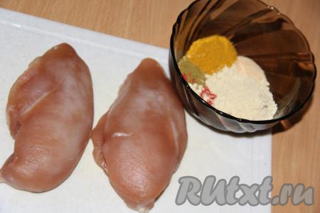 Филе достать из соли и промыть под водой, обсушить полотенцем. В отдельной тарелке соединить все специи: паприку, карри, сушёный чеснок и пажитник.