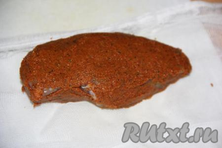 Обмазать кусочки куриного филе специями со всех сторон, выложить каждое филе на отдельный кусок марли (или хлопчатобумажной ткани).