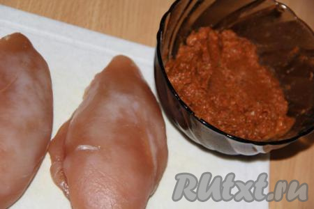 Добавить в специи 2-3 столовые&nbsp;ложки воды. Перемешать, масса должна получиться, как густая сметана.