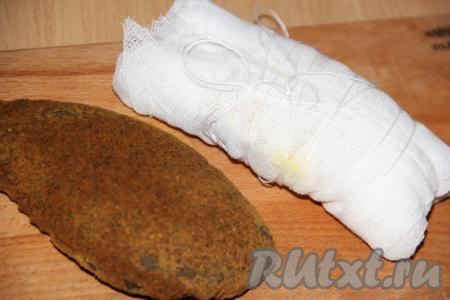 Готовый куриный балык развернуть. Я разворачиваю только тот кусочек, который буду нарезать. Остальное мясо оставляем в марле, кладём в холодильник. Храниться балык в холодильнике может в течение 2 месяцев.