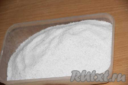 Засыпать филе ещё половиной килограмма соли. Соль должна полностью покрыть мясо. Накрыть лоток крышкой и поставить в холодильник на сутки. Через сутки раскопать филе,&nbsp;убрать влажную соль. Промывать мясо водой не нужно. Снова полностью покрыть куриное филе солью, досыпав свежую порцию соли, отправить в холодильник ещё на сутки. Благодаря соли, мясо постепенно обезвоживается.