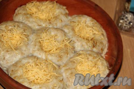 Сыр натереть на мелкой тёрке. Достать гнёзда из духовки и выложить в каждую лунку немного сыра.