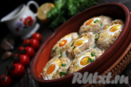 Аппетитные, вкусные гнёзда, приготовленные из мясного фарша и перепелиных яиц, подать в горячем виде с любым гарниром. Можно присыпать свежей зеленью.
