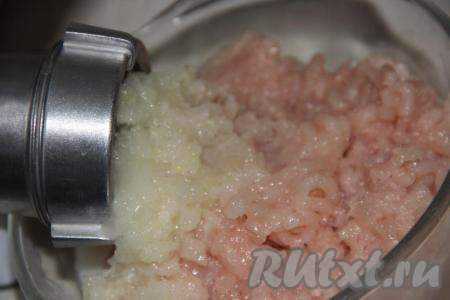 Для приготовления этого блюда можно использовать любой мясной фарш. Я решила взять куриную грудку и пропустить её через мясорубку вместе с очищенным луком.