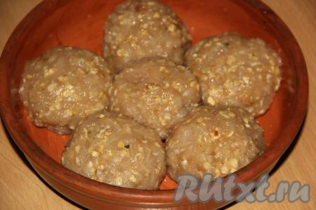 Сформировать из фарша круглые котлеты и выложить в форму для запекания.