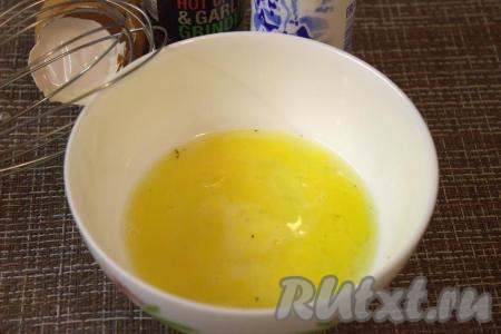 В миску подходящего размера вбить яйца, добавить молоко, посолить и поперчить по вкусу. При помощи венчика взбить яйца с молоком в пышную массу.