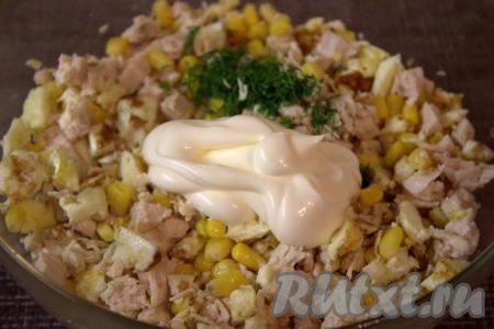 Зелень вымыть, обсушить,&nbsp;мелко нарезать и добавить в салат из курицы, омлета и кукурузы. Заправить салат майонезом, хорошо перемешать.