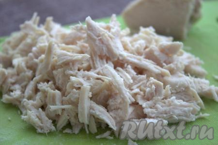 Тщательно вымыть куриное филе. Влить в кастрюлю воду, поставить на огонь. Когда вода закипит, посолить, приправить специями по вкусу, аккуратно выложить в неё куриное филе и, уменьшив огонь, варить мясо до готовности (минут 25-30), снимая образовавшуюся пену. Готовность куриного филе можно проверить, проткнув его ножом (если мясо белое, легко протыкается и в выделяющемся соке нет примесей крови - значит готово). Готовое куриное мясо остудить и нарезать небольшими кубиками (или разобрать на волокна).