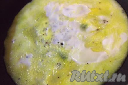 В сковороду влить растительное масло, очень хорошо разогреть, влить половник яично-молочной смеси, равномерно распределить, жарить омлет вначале с одной стороны на умеренном огне до золотистого цвета, затем перевернуть и жарить с другой стороны до золотистости, затем убрать со сковороды. Таким образом пожарить 5-6 яичных омлетов.