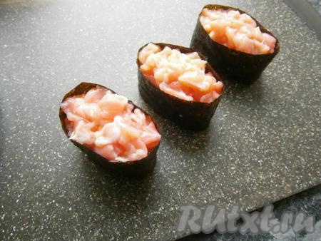 Красную рыбку нарезать мелкими кусочками и заполнить ею пустое место сверху "чашечки".