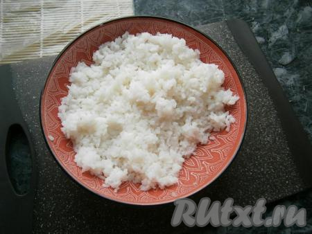 Рис нужно заранее отварить, заправить заправкой и остудить.