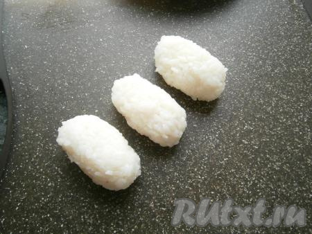 Из риса сформировать, хорошо прессуя рукой, небольшие брусочки весом около 30 грамм.
