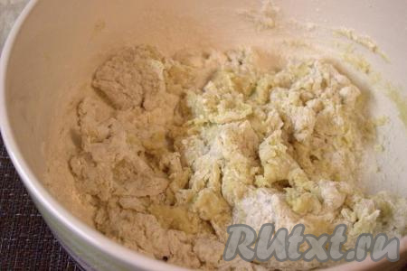 Частями добавляя оставшуюся муку, замесить очень плотное и тугое тесто.