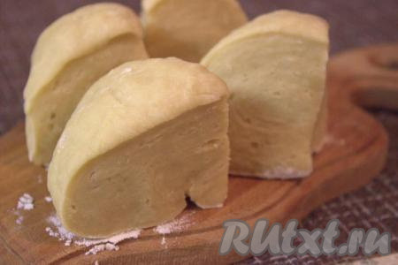 Затем тесто снова вымесить, припылив стол мукой, и разделить на 2-4 равные части.