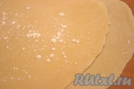 На столе, припылённом мукой, раскатать каждую часть теста в очень тонкий пласт (толщиной, примерно, 1 миллиметр). Каждый пласт теста оставить на рабочей поверхности, чтобы подсох (примерно, на 20-30 минут).