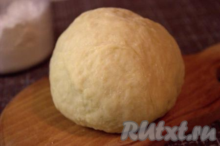 Собрать тесто в шар и, накрыв полотенцем, оставить на 30-40 минут при комнатной температуре. После этого тесто для домашней лапши станет более податливым.