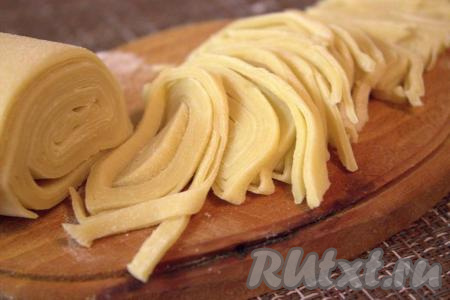 Разрезать рулет на достаточно тонкие кружочки.