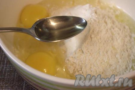 Затем влить оливковое (или подсолнечное) масло, перемешать.