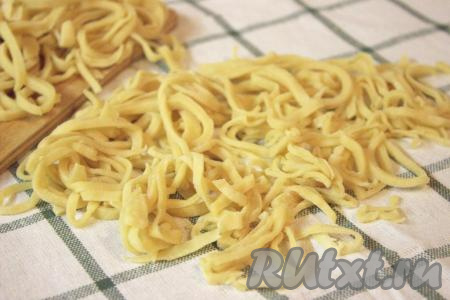 Аккуратно руками расправить лапшу на тонкие полоски. Домашняя лапша из теста, замешанного на яйцах, готова. Теперь её можно добавить в кипящий куриный суп (или кипящую воду) и варить до готовности (5-8 минут - в зависимости от толщины лапши). Раскатанную и нарезанную лапшу можно сделать заранее, а затем разложить её на полотенце, оставить на несколько суток при комнатной температуре, периодически переворачивая, после этого подсушенную лапшу нужно переложить в плотно закрытую стеклянную банку и хранить в течение нескольких месяцев, используя по мере необходимости для приготовления супов и гарниров.