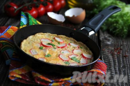 Накрыть сковороду крышкой и готовить омлет на медленном огне в течение 5-7 минут. На поверхности готового омлета не должно быть примесей сырого яйца. Аппетитный, очень вкусный, нежный омлет с крабовыми палочками подать в горячем виде с мелко нарезанной зеленью. Это блюдо и насытит, и порадует яркими красками, попробуйте!