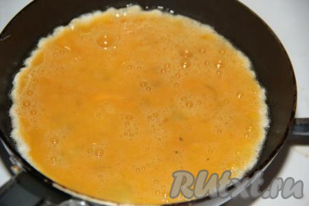 В сковороду влить растительное масло, поставить на средний огонь. Когда масло разогреется, влить яичную массу в сковороду.&nbsp;