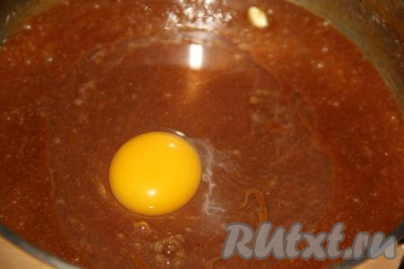 Затем добавить в массу яйцо и тщательно перемешать венчиком.