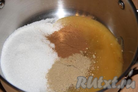 Заранее достать сливочное масло, чтобы оно полежало при комнатной температуре и стало достаточно мягким. Для замешивания теста нужно в глубокой кастрюльке (или сотейнике) соединить сахар, мёд, имбирь и корицу, перемешать венчиком, поставить на небольшой огонь и, постоянно помешивая, довести смесь до кипения и растворения сахара.