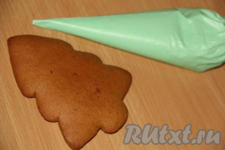 Переложить глазурь в кондитерский мешок. Сначала сделать бортик из глазури по периметру ёлочки, а затем полностью покрыть пряники глазурью. И украсить, посыпав кондитерской посыпкой. Оставить пряники "Ёлочка" сохнуть на часов 10, я оставила на ночь. По прошествии времени пряники можно сложить в достаточно большую ёмкость и прикрыть полотенцем.