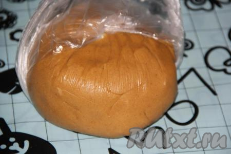 Тесто для пряников должно получиться нежным, слегка липнущим. Не стоит забивать тесто мукой, иначе пряники получатся плотными. Завернуть готовое тесто в пищевую плёнку (или поместить в пакет) и убрать в холодильник часа на 3-4 (я убрала тесто на ночь).