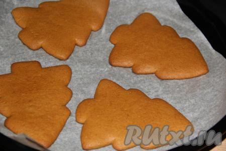 Выпекать медовые пряники "Ёлочки" в разогретой духовке минут 10 при температуре 180 градусов. Прянички поднимутся ровненько! По цвету они должны быть слегка золотистыми (не передерживайте их в духовке, иначе они не будут мягкими). Готовые пряники переложить на стол прямо на пергаменте, а когда они немного остынут, перевернуть и убрать пергамент. Количество пряников зависит от их размера, я готовила крупные пряники.