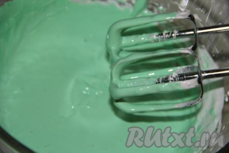 В конце добавить пару капель зелёного красителя и перемешать миксером. Глазурь получится в меру густой, гладкой и блестящей.