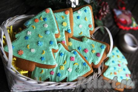 Вот такие яркие и очень вкусные получились медовые пряники "Ёлочка" с глазурью.