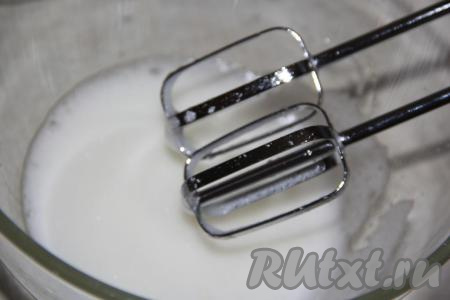 Миксером взбить охлаждённый белок до пышного состояния, затем всыпать сахарную пудру и взбивать минут 5, после этого влить лимонный сок и взбивать ещё минуту.