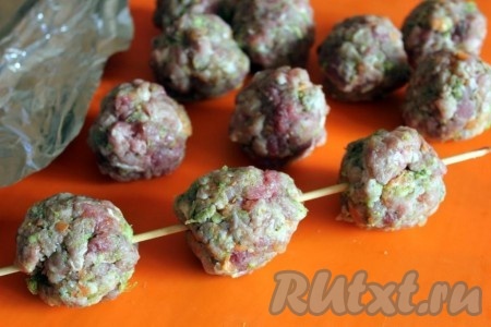 Сформировать из фарша шарики-порции, нанизать их по 2 или 3 штуки на шампура (металлические или деревянные).