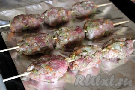 Уложить люля-кебабы на фольгу.
