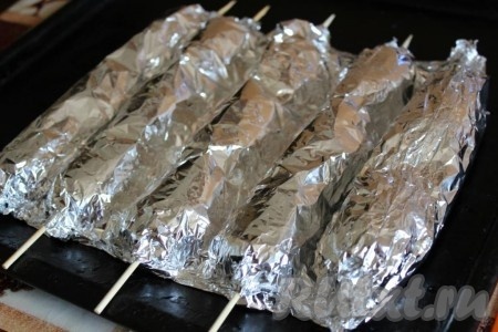 Сверху накрыть фольгой и зафиксировать её, чтобы наши люля-кебабы из свинины и говядины сохранили сочность.