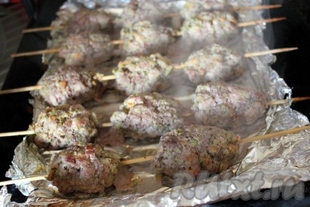 Поместить противень в разогретую до 200 градусов духовку на 20 минут, а затем фольгу сверху убрать и запечь ещё около 10 минут.
