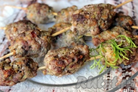 Люля-кебаб из свинины и говядины, приготовленный в духовке по этому рецепту, получается сочным, вкусным. Прекрасное блюдо для семейного обеда или ужина, да и на праздничном столе он будет выглядеть достойно.