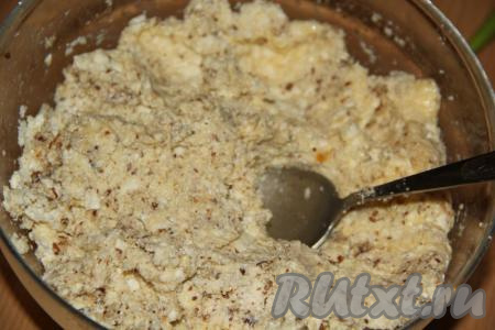 Творожно-миндальная масса для приготовления сырников должна получиться достаточно плотной.