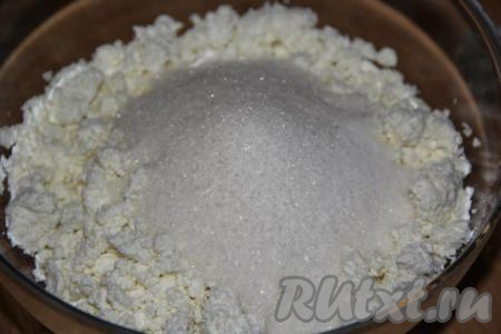 Соединить творог (я использовала творог жирностью 5%) и сахар. 