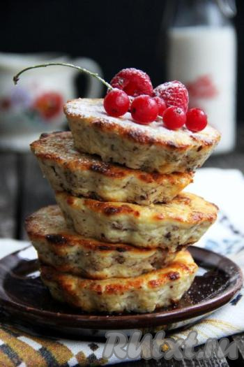 Готовые сырники с миндальной мукой подать к столу в тёплом виде. Очень вкусные, всем советую!