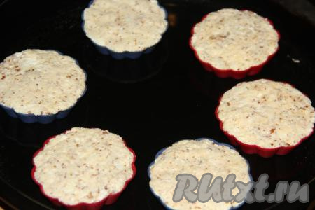 Из творожно-миндальной массы можно приготовить сырники на сковороде, для этого сформированные сырники нужно обвалять со всех сторон в манке, выложить на сковороду, хорошо разогретую с растительным маслом, и жарить с двух сторон до золотистого цвета. Я же решила сделать более диетический вариант (сырники готовятся без добавления масла) и запечь в силиконовых формочках в духовке, для этого нужно творожно-миндальную массу разложить по силиконовым формочкам и поставить на противень.