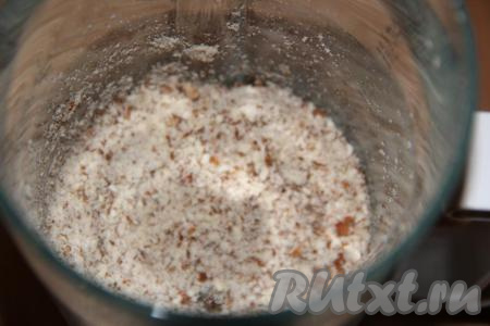 Миндальную муку можно приобрести в магазине, но её можно приготовить и в домашних условиях, поместив миндаль в чашу блендера и измельчив с помощью блендера в муку.