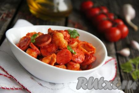 Аппетитные, очень вкусные, достаточно сытные макароны, приготовленные с сосисками на сковороде, подать к столу в горячем виде.
