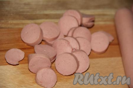 Сосиски очистить от слюды и нарезать на кружочки.